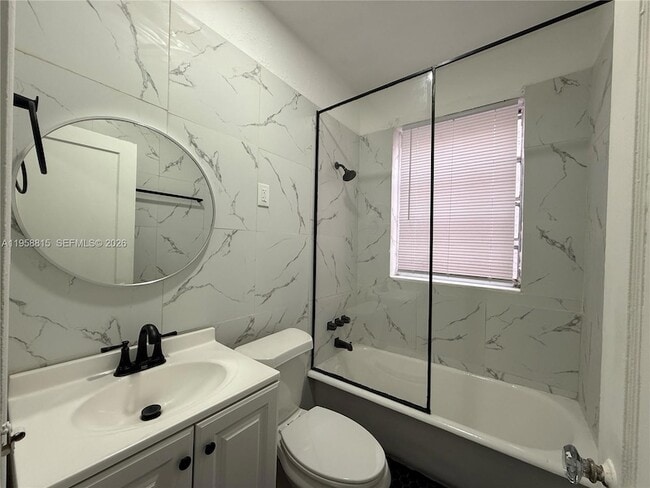 1560 SW 5th St, Unit 10 in Miami, FL - Foto de edificio - Building Photo