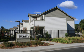 Meadow Glen Apartments in Modesto, CA - Building Photo - Building Photo