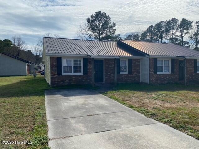 2305 Knollwood Ln in Jacksonville, NC - Foto de edificio - Building Photo