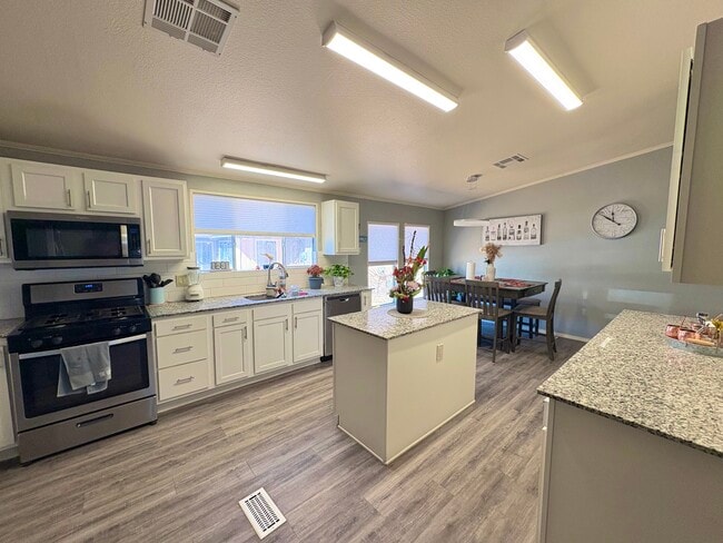 511 Dayton Cir in Los Lunas, NM - Foto de edificio - Building Photo