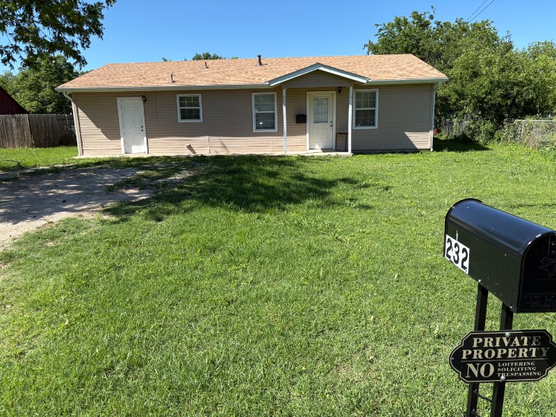 232 W 6th St in Baird, TX - Building Photo