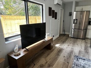 883 NE 39th St-Unit -885 in Oakland Park, FL - Building Photo - Building Photo