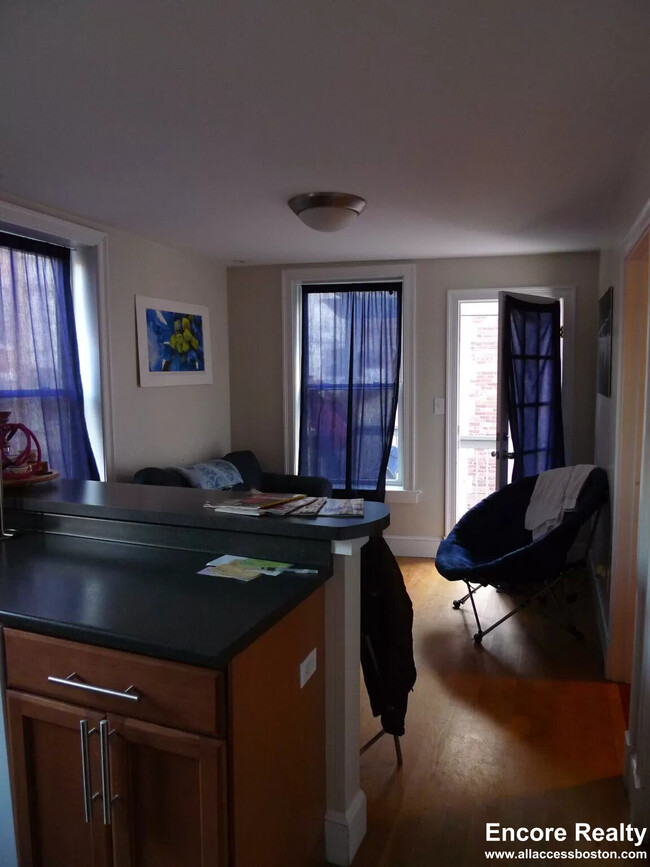 836 Huntington Ave, Unit 3 in Boston, MA - Foto de edificio - Building Photo