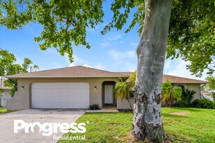 610 Gleason Pkwy in Cape Coral, FL - Building Photo