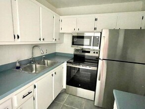 226 Canterbury E in West Palm Beach, FL - Building Photo - Building Photo