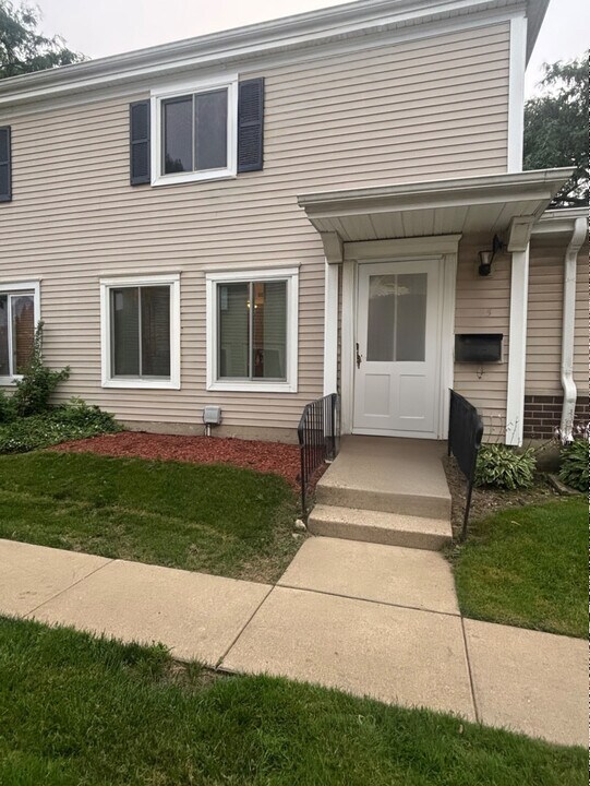 1595 Cove Dr in Prospect Heights, IL - Building Photo