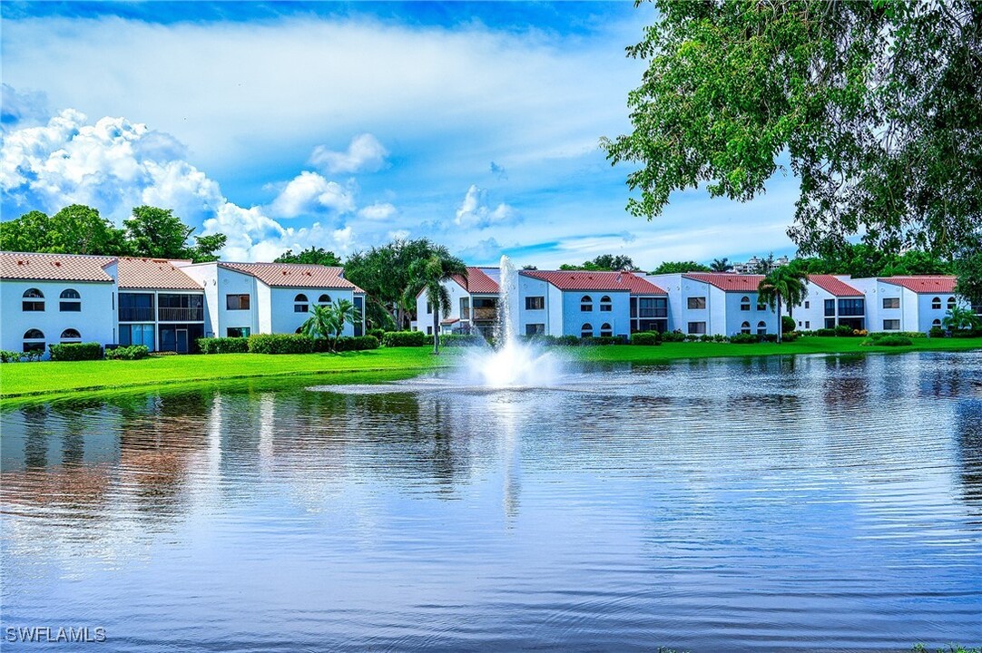 661 Windsurf Ln in Naples, FL - Building Photo