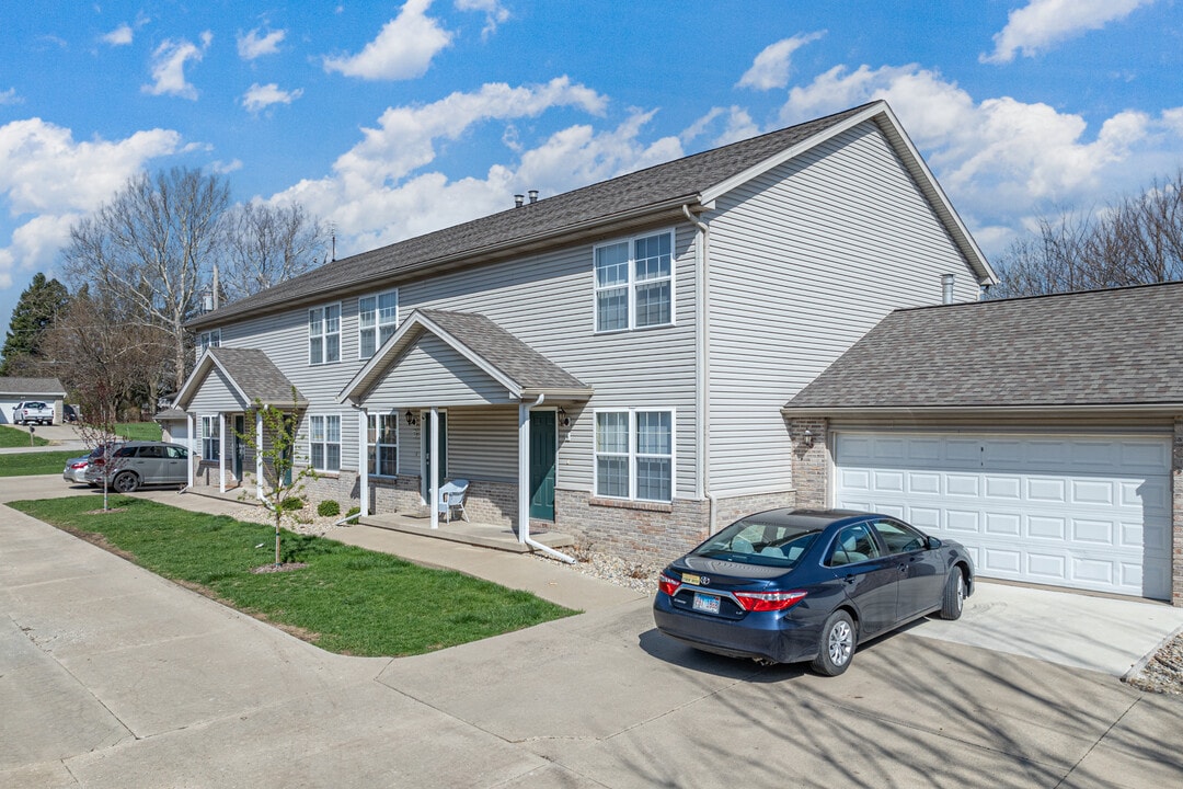 Maple Hill Townhomes in Bloomington, IL - Building Photo