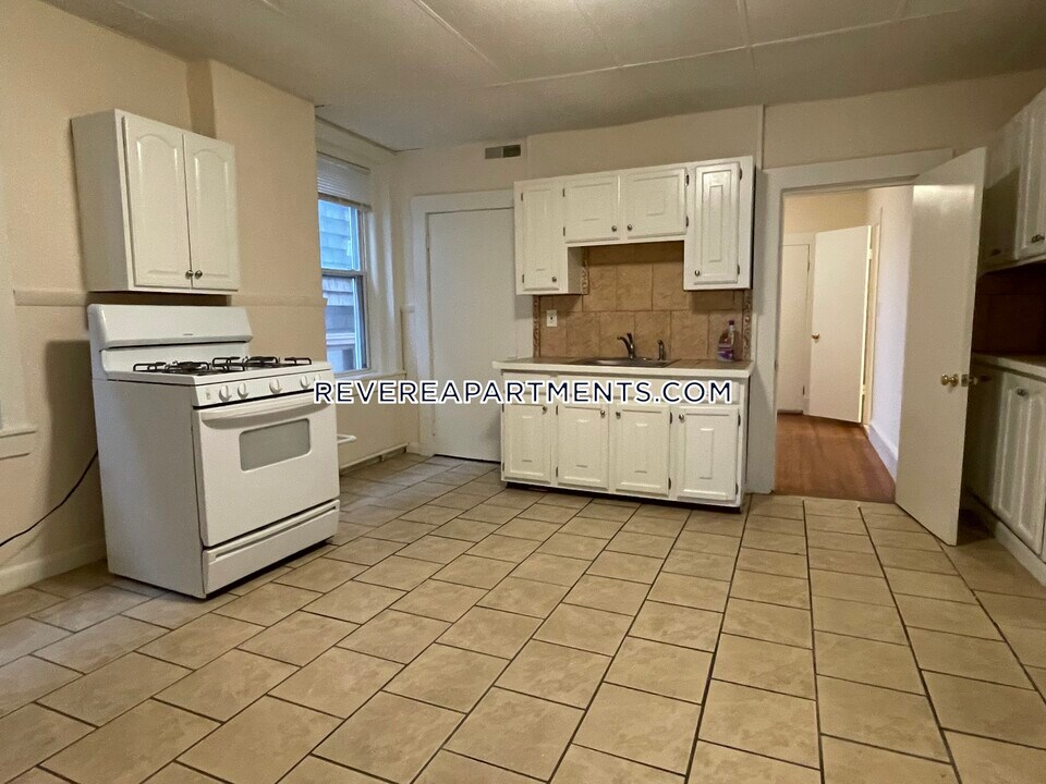 31 Elmwood St-Unit -2 in Revere, MA - Building Photo