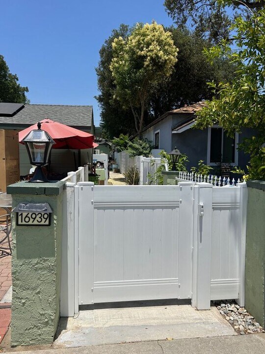16939 Marlin Pl in Los Angeles, CA - Building Photo