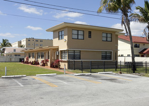 1680-1690 NE 151st St in Miami, FL - Foto de edificio - Building Photo