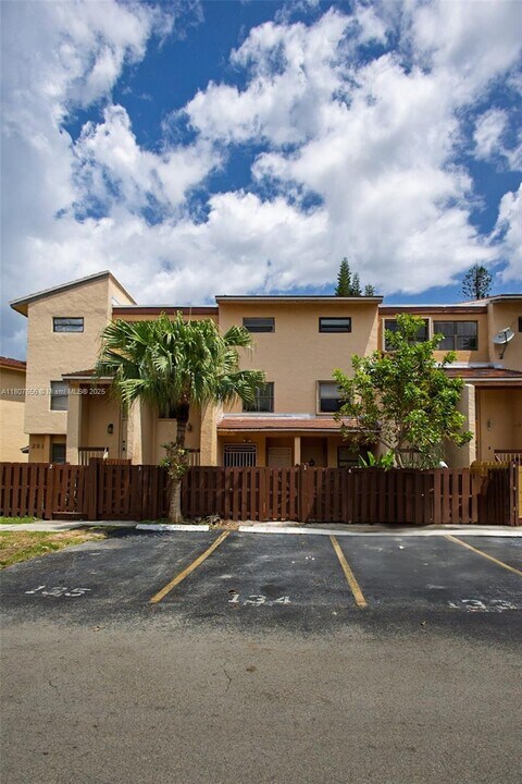281 W Park Dr in Miami, FL - Building Photo