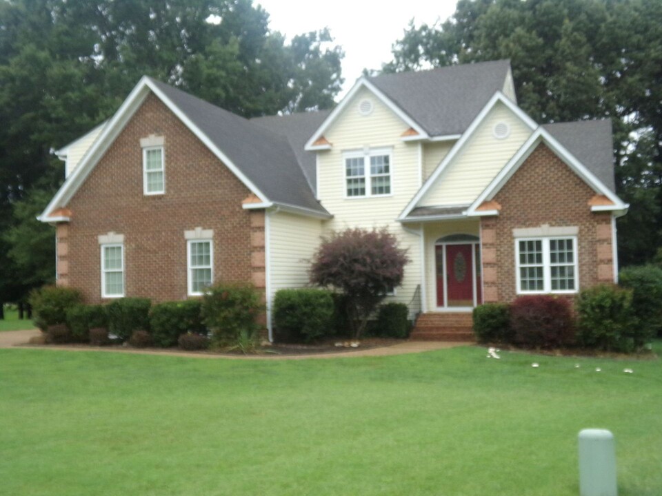 104 Indian Rock Ct in Colonial Heights, VA - Building Photo