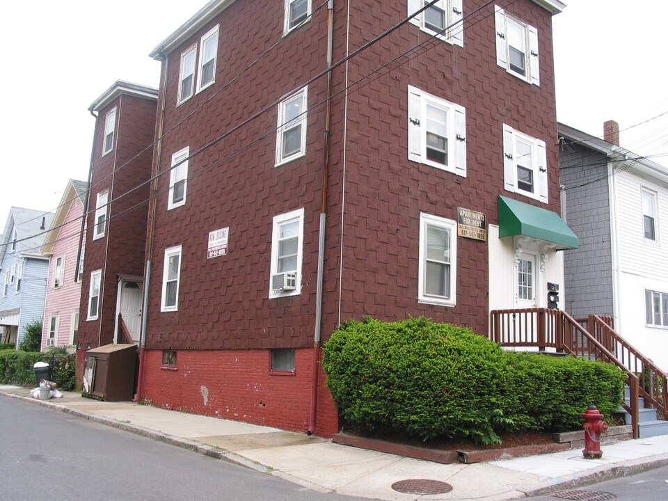 30 Hanson St in Somerville, MA - Building Photo