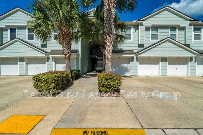 8192 Cabin Lake Cir in Jacksonville, FL - Foto de edificio