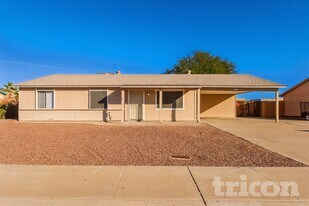 13215 N 42nd St in Phoenix, AZ - Building Photo