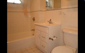 15 Banks St, Unit #1 in Belmont, MA - Foto de edificio - Building Photo