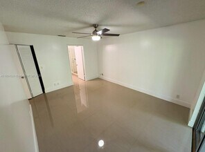 572 Woodgate Cir in Sunrise, FL - Building Photo - Building Photo
