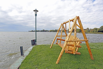 Harbor Club Apartments and Yacht Club in Harrison Township, MI - Foto de edificio - Building Photo