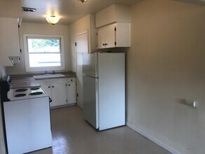 831-835-835 SE 80th Ave in Portland, OR - Building Photo - Building Photo