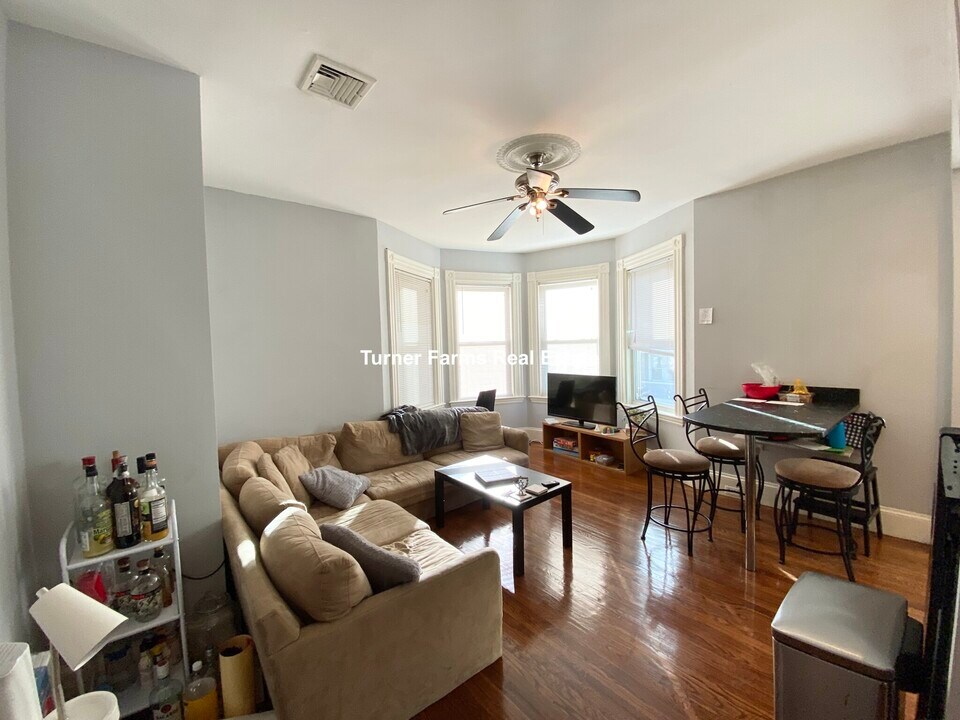 43 Hillside St, Unit 2 in Boston, MA - Foto de edificio