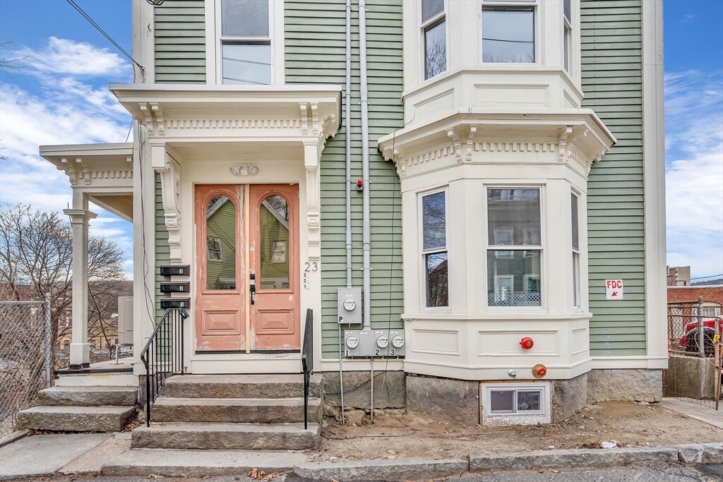 23 Pleasant St in Fitchburg, MA - Building Photo