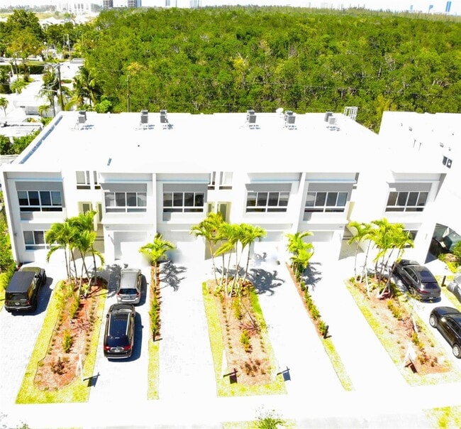 2465 NE 135th St in North Miami, FL - Building Photo - Building Photo