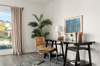 1744 Redesdale Ave, Unit Redesdale in Los Angeles, CA - Building Photo - Building Photo