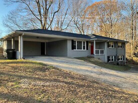 3558 Pine Needle Dr SW in Marietta, GA - Building Photo