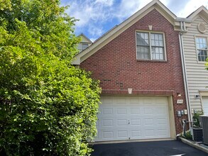 102 Oak Knoll Terrace in Rockville, MD - Foto de edificio - Building Photo