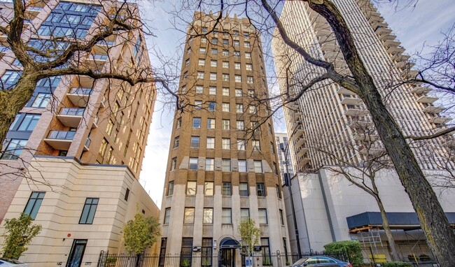 Canterbury Court Apartments in Chicago, IL - Building Photo - Building Photo