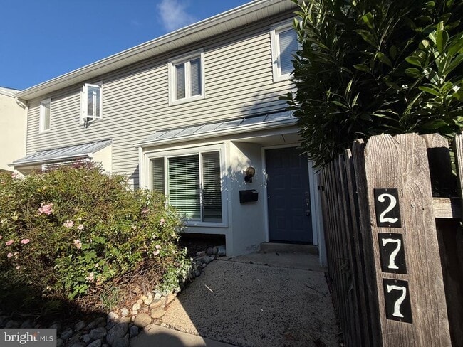 property at 277 W Chelsea Cir