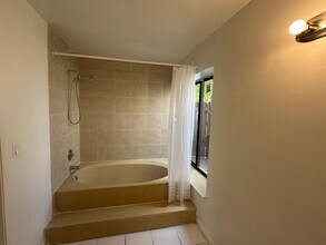 631 Executive Center Dr in West Palm Beach, FL - Building Photo - Building Photo