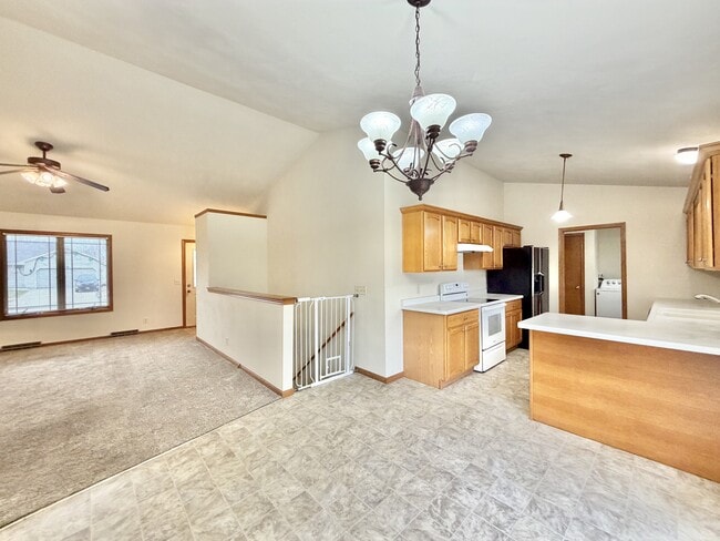 2402 Stonefield Ln in Janesville, WI - Building Photo - Building Photo