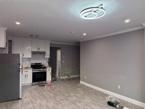 73-08 Utopia Pkwy in Queens, NY - Building Photo - Building Photo