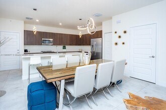 4665 NW 83rd Path in Doral, FL - Building Photo - Building Photo