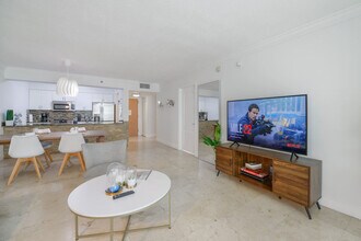 1200 Brickell Bay Dr in Miami, FL - Foto de edificio - Building Photo