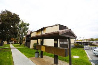 College View Apartments in Bakersfield, CA - Building Photo - Building Photo