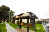 College View Apartments in Bakersfield, CA - Foto de edificio - Building Photo