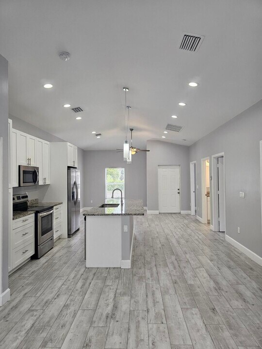 1558 W 26th Ct in Riviera Beach, FL - Building Photo