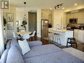 1018 Cedar Creek Dr in Ottawa, ON - Building Photo - Building Photo