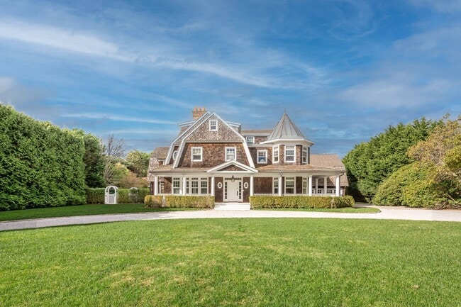 63 Meadowmere Pl in Southampton, NY - Building Photo - Building Photo