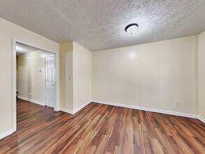 5280 Ridge Forest Dr in Stone Mountain, GA - Foto de edificio - Building Photo