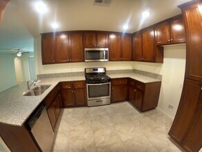 895 Creekview St in Porterville, CA - Building Photo - Building Photo