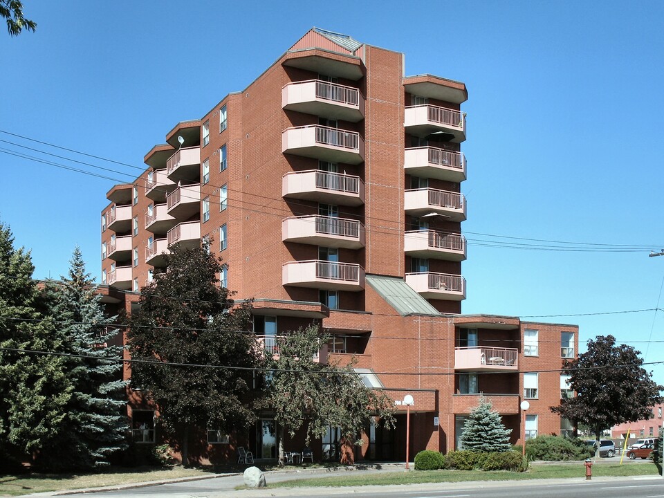 700 Bay St in Sault Ste Marie, ON - Building Photo