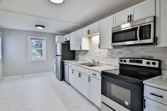 208 Harlem Rd in Machesney Park, IL - Building Photo - Building Photo