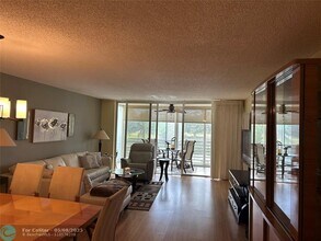 3499 Oaks Way in Pompano Beach, FL - Building Photo - Building Photo