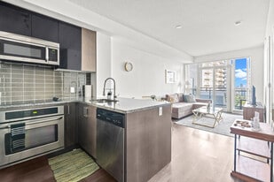 69 Holly St in Toronto, ON - Building Photo