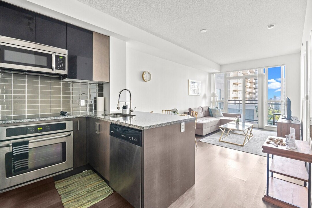 69 Holly St in Toronto, ON - Building Photo