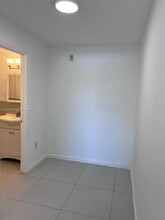 7820 NE Bayshore Ct in Miami, FL - Building Photo - Building Photo